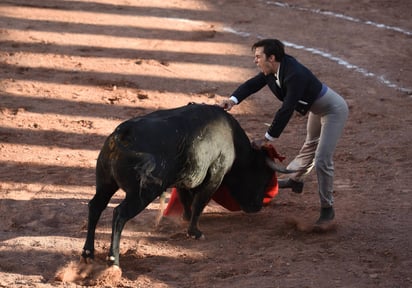 El capitalino José Mauricio se llevó una oreja de la Plaza de Toros Alberto Balderas. (Erick Sotomayor)