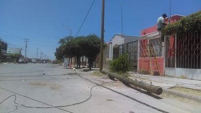 El acceso a la calle fue bloqueado por los trabajos de los empleados de CFE y de Teléfonos durante todo el día. (EL SIGLO DE TORREÓN)