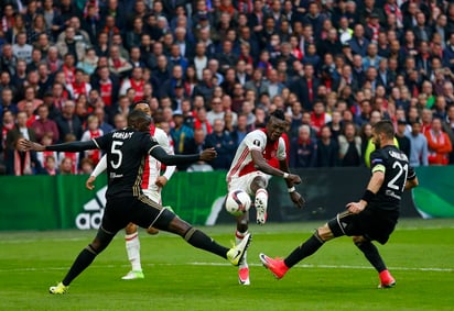 Bertrand Traoré (c) fue la figura del partido al anotar dos goles. Ajax golea y está cerca de la final de la EL