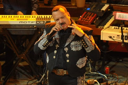 Voz. Pepe Aguilar, en la pelea de 'Canelo' y Chávez Jr. (ARCHIVO)