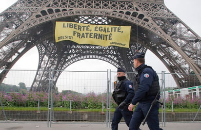 Unos cuatro activistas de Greenpeace escalaron, con ayuda de una escalera y cuerdas, unos 30 metros del monumento y colocaron una pancarta. (AP)