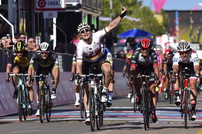 Andre Greipel celebra al momento de cruzar la meta en la primera posición. (EFE)