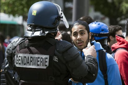 A los nueve arrestados, de los 144 que llegaron a ser identificados, se les acusa de 'violencia' y de 'impedimento a la circulación', entre otros cargos. (ARCHIVO)