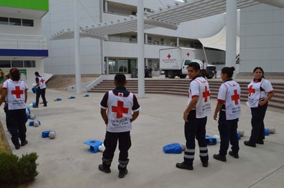 Alrededor de 80 jóvenes tuvieron la oportunidad de aprender las maniobras básicas de salvación, además de protocolos de emergencia en diversas situaciones.  (EL SIGLO DE TORREÓN)