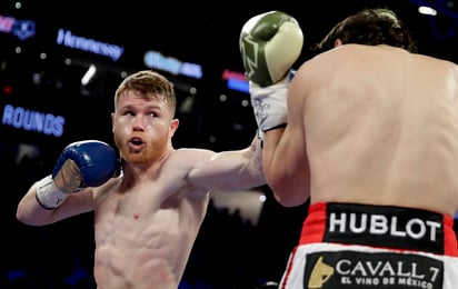 Saúl 'Canelo' Álvarez venció sin muchos problemas el sábado a Julio César Chávez Jr. (AP)