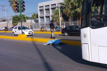 Muerta. Joven mujer muere arrollada en el crucero inteligente de Lerdo, intentaba llegar a su trabajo cuando la impactó un camión. (EL SIGLO DE TORREÓN) 