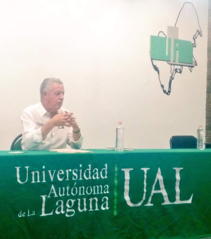 Sostuvo una charla con los alumnos, quienes interactuaron con el político y le expusieron inquietudes, además de cuestionarle sobre sus propuestas. (EL SIGLO DE TORREÓN)