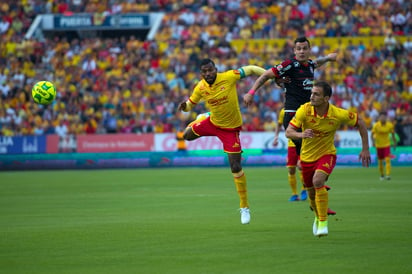 Gabriel Achilier (i) del Morelia, Víctor Malcorra (c), del Tijuana, y Emanuel Loeschbor, del Morelia, durante el juego de ida de los cuartos de final del Clausura 2017. Morelia vence al líder Tijuana en la ida de cuartos de final