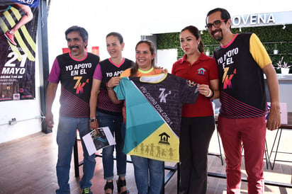 Los organizadores por otro lado, dieron a conocer la playera que se les entregará a los corredores inscritos. (Fotografía Jesús Galindo López)