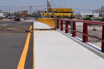 Bicolor. La valla de protección del puente quedó roja del lado de Coahuila y amarillo tráfico en la parte de Durango. (EL SIGLO DE TORREÓN)