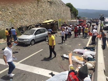 El autobús formaba parte de un convoy de seis vehículos, que transportaban principalmente a mujeres y niños para un evento del Día de la Madre. (EFE)