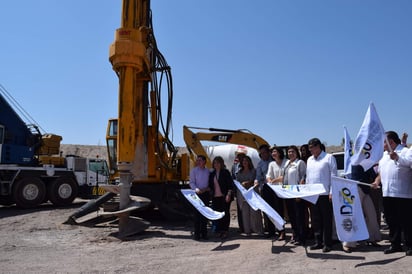 El inicio de las obras fue encabezado por el gobernador de Durango, José Aispuro Torres; el presidente del Consejo de Administración del Grupo Altozano, Francisco Medina Chávez y la alcaldesa de Gómez Palacio, Leticia Herrera Ale. (EL SIGLO DE TORREÓN)