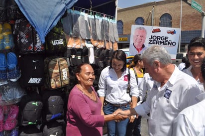 En la Alianza, mencionó que en este sector nació la ciudad y hoy luce deteriorado, por lo que se requiere dignificarlo, apoyar a los comerciantes, a fin de que puedan trabajar en mejores condiciones, con limpieza, servicios, sin drenajes tapados. (EL SIGLO DE TORREÓN)