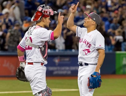 Roberto Osuna necesitó solo seis lanzamientos para sacar los tres outs de la novena entrada. (AP)