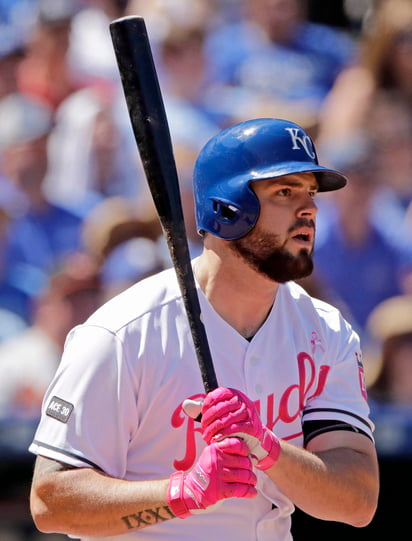 Mike Moustakas produjo cuatro carreras en la victoria de los Reales 9-8 sobre Orioles de Baltimore. (AP)