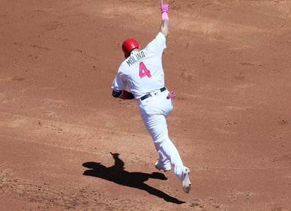 Yadier Molina produjo tres de las cinco carreras de los Cardenales. (AP)