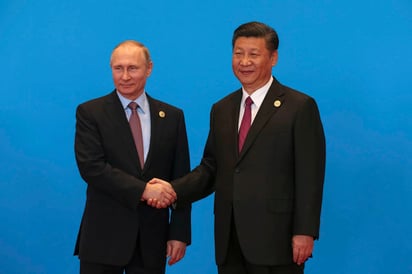 Reunión. El presidente chino, Xi Jinping (der.), saludó a Putin, en el Foro de Cooperación de las Nuevas Rutas de la Seda.