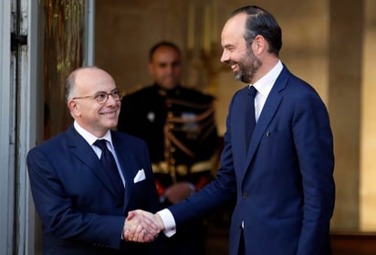 La entrada en funciones del nuevo jefe del Gobierno se debe formalizar hoy mismo, ya que el primer ministro saliente, el socialista Bernard Cazeneuve, tenía preparado el estrado para la ceremonia del traspaso de poderes. (AP)