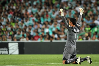 Alfredo Talavera salvó muchos goles en los cuartos de final ante Santos Laguna. (Jam Media)