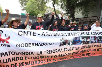 Aunque profesores entregaron su pliego petitorio, consideraron que la respuesta de la Segob fue insuficiente, puesto que no lograron acordar el establecimiento de una mesa de negociación. (EL UNIVERSAL)