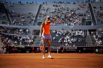 Maria Sharapova se recuperó de un lento inicio para derrotar 6-4, 6-2 a la estadounidense Christina McHale. (AP)