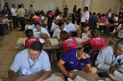 Participan capacitadores y asistentes electorales del Instituto Nacional Electoral y Consejeros Electorales del IEC. (EL SIGLO DE TORREÓN)