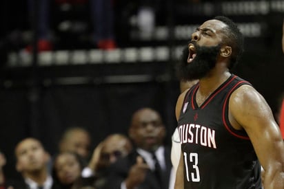 James Harden fue demandado por Moses Malone Jr., quien dijo que la estrella le pagó a un grupo de sujetos para que lo golpearan. (AP)