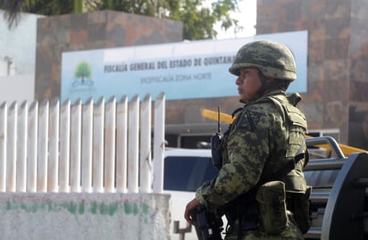 Durante el operativo, los agentes detuvieron a cuatro personas presuntamente implicadas y se aseguraron teléfonos celulares, una camioneta y una lancha. (ARCHIVO)