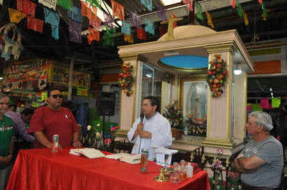 De regreso. Comerciantes y clientes del Mercado Alianza, repusieron la imagen de la virgen con una ceremonia. (GUADALUPE MIRANDA)