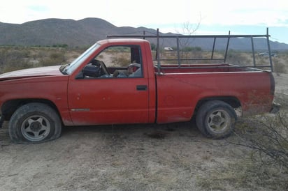 Crimen. En esta camioneta viajaban los cuatro hombres que fueron acribillados con 'cuerno de chivo'.