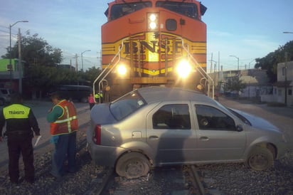 Impacto. El golpe recibido por el automóvil, fue en el costado medio izquierdo, del lado de la conductora.