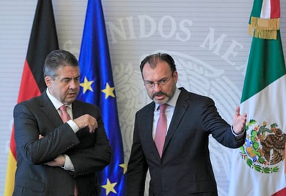 Diálogo.- Luis Videgaray (d), y su homólogo alemán, Sigmar Gabriel (i) durante una reunión.