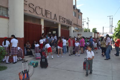 Carencia. Debido a la problemática con el suministro del vital líquido, ayer los niños se fueron a las 11 de la mañana a su casa. (ANGÉLICA SANDOVAL)