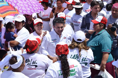 Convivencia. En Ignacio Allende las mujeres  le pidieron a Miguel Mery apoyo para emprender proyectos de autoempleo. (FERNANDO COMPEÁN)