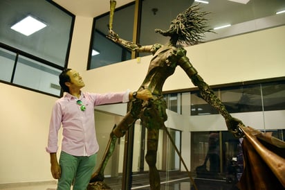 Alfredo Ríos 'El Conde' visitó las instalaciones de El Siglo de Torreón para invitar a los aficionados taurinos. (Fotografía de Fernando Compeán)