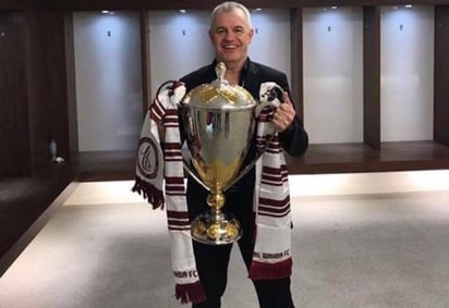 Javier Aguirre logró su primer título con el Al-Wahda. (Especial)