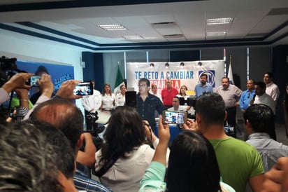 'Lucha'. Fue a las 11:20 horas que Esquivel interrumpió la rueda de prensa encabezada por el líder Nacional del PAN, Ricardo Anaya. (EL SIGLO DE TORREÓN)