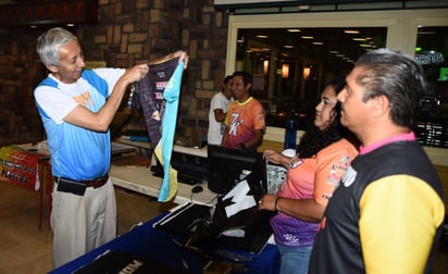 Durante el sábado se llevó a cabo la entrega de playeras y números a los participantes que se inscribieron a tiempo. Laguneros corren la Carrera Atlética 7K Todo por Ayudar