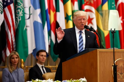 Conciliador. Donald Trump habló ante 55 líderes de países musulmanes, ayer en Riad.