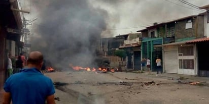 Caos. También fue incendiada la sede del Partido Socialista Unidos de Venezuela. 