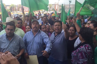 Protesta. Fue durante la mañana de ayer  que un grupo de más de cien militantes del Partido Campesino tomaron las instalaciones. (EL SIGLO DE TORREÓN)