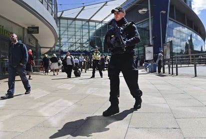 El mayor nivel de alerta significa que un ataque se puede producir de manera 'inminente', por lo que miembros de las Fuerzas Armadas patrullarán junto con la policía en algunas zonas, informó May en una comparecencia en su residencia de Downing Street.  (EFE)