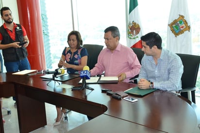 Acuerdo. Renuevan convenio laboral los trabajadores sindicalizados y el Ayuntamiento. (FERNANDO COMPEÁN)