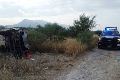 Volcadura. General retirado pierde la vida al sufrir volcadura en carretera Gómez Palacio-Jiménez.