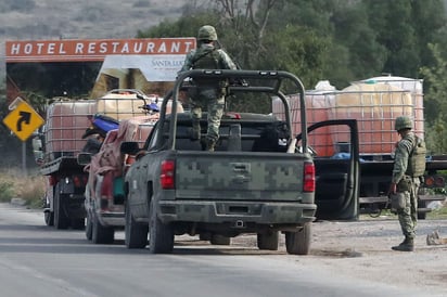 LOS REYES DE JU?REZ, Pue. Security/Seguridad-Puebla.- Elementos castrenses resguardan el transporte de bidones decomisados a huachicoleros. (Archivo)