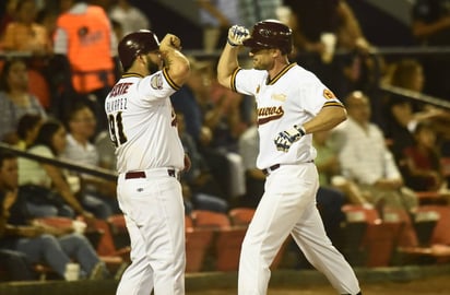 Brad Snyder (d) bateó de 4-2,  conectó su cuadrangular número 10 de la temporada y produjo dos carreras en la victoria guinda. (Jesús Galindo) 