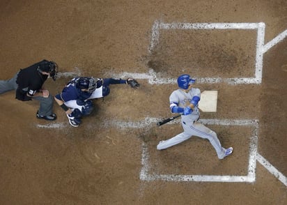 Ryan Goins conectó un cuadrangular con las bases llenas en la victoria de los Azulejos de Toronto 8-4 sobre los Cerveceros de Milwaukee. (AP)