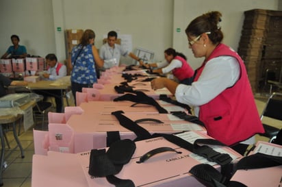 A partir del primer minuto del lunes 29 de mayo, iniciará la entrega de los paquetes y material electoral, a los presidentes de casilla por parte los capacitadores y asistentes electorales del Instituto Nacional Electoral. (EL SIGLO DE TORREÓN)