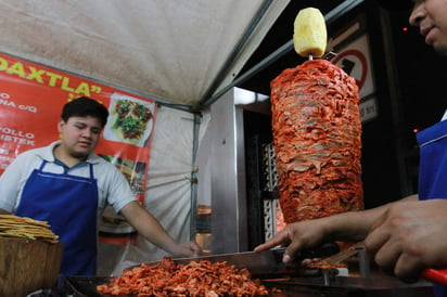 Mil 230 kilos de carne bastaron para romper el récord Guiness World por la mayor cantidad de tacos servidos en el mundo. (ARCHIVO)