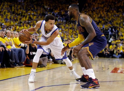 Será la tercera final seguida al hilo entre ambos, Warriors ganó la primera y Cavaliers la segunda. (Archivo)